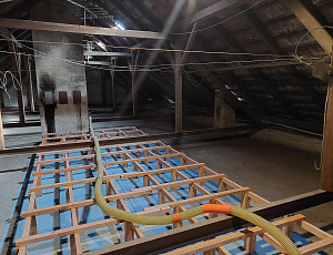 Zateplení stropu rodinného domu pomocí foukané izolace